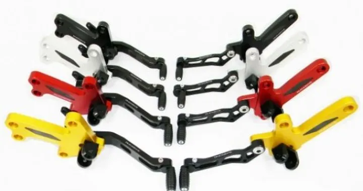 Accessori Ducabike: pedane regolabili e pedali pilota/passeggero