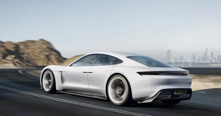Porsche Taycan: negli USA tre anni di ricarica gratis