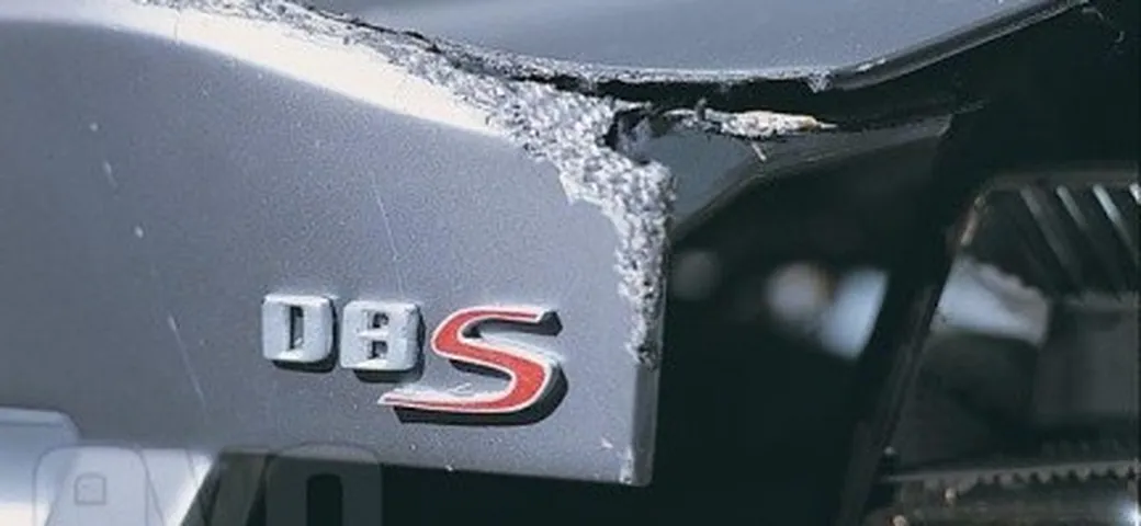 Ciò che resta della Aston DBS di 007
