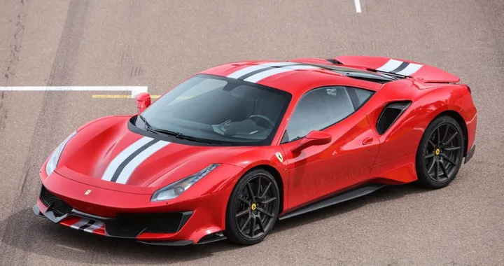 Furto insolito a Parigi: Ferrari 488 Pista rubata, i ladri si difendono in tribunale