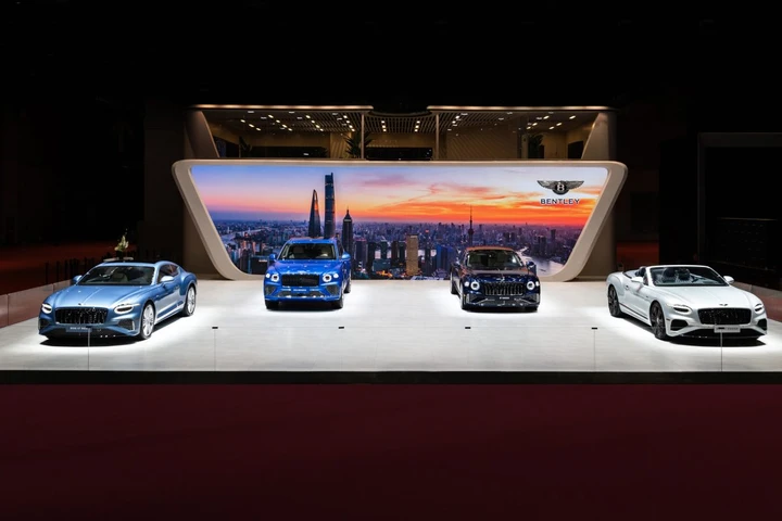 Bentley stupisce il Salone di Shanghai 2025 con le nuove Azure e Speed