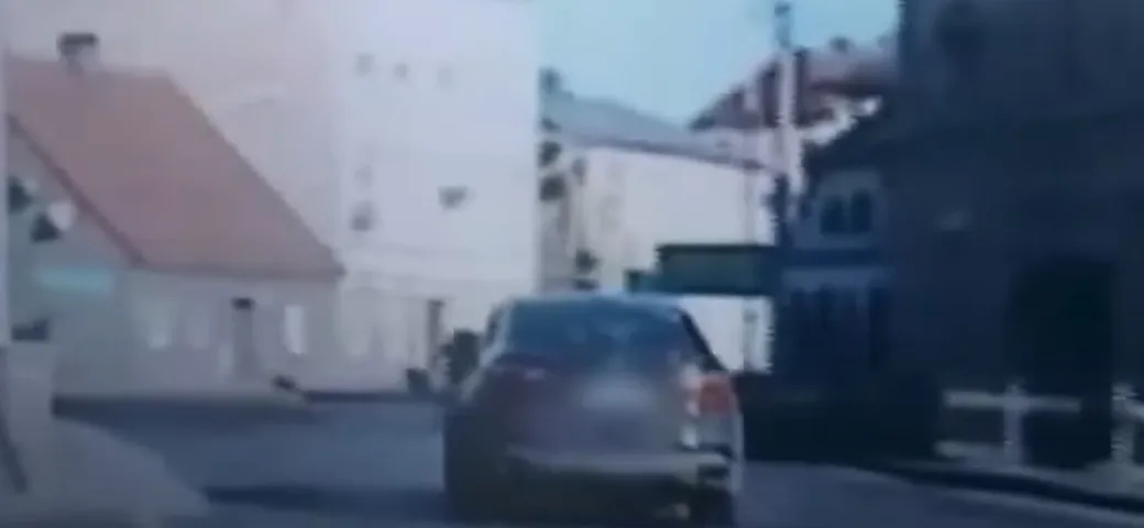 Scappa dalla polizia con il SUV rubato ma fa un frontale [Video]