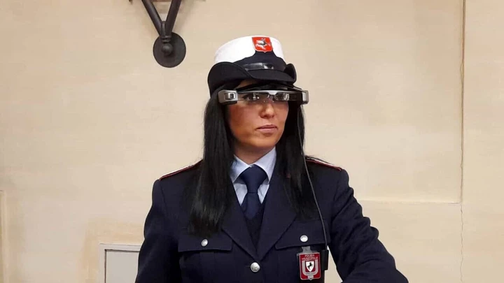 Vigili urbani con gli occhiali smart: in arrivo le cyber-multe