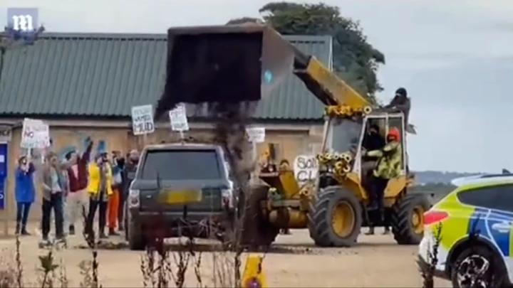 Jeremy Clarkson: gli ambientalisti scaricano del compost sul suo SUV [Video]
