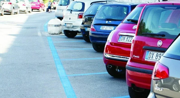 Piovono multe a Roma per auto ibride ed elettriche: come mai?