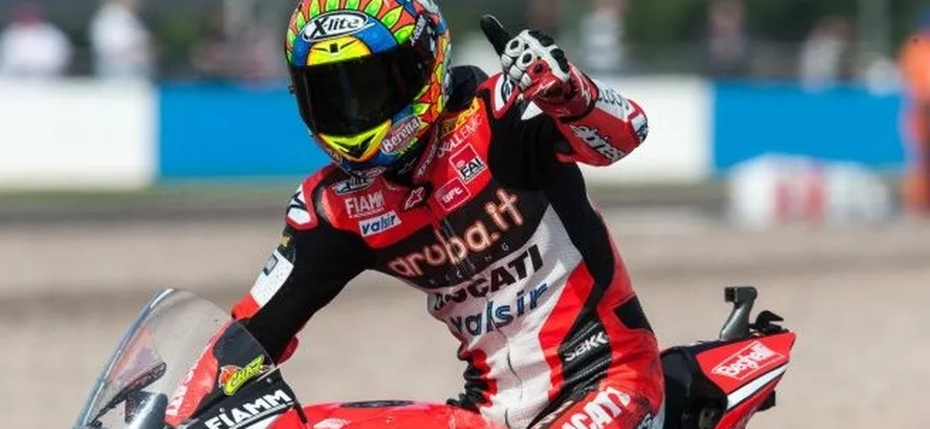 Davies sul podio a Donington: 