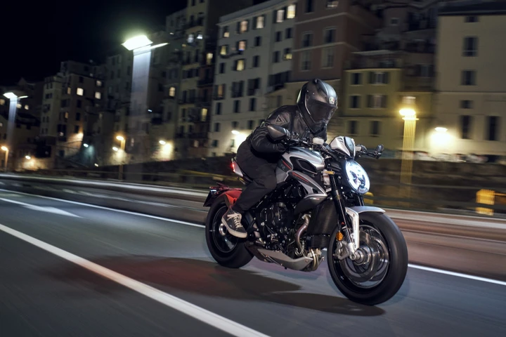 MV Agusta svela Dragster 2021: la svolta tecnologica per la più aggressiva delle naked