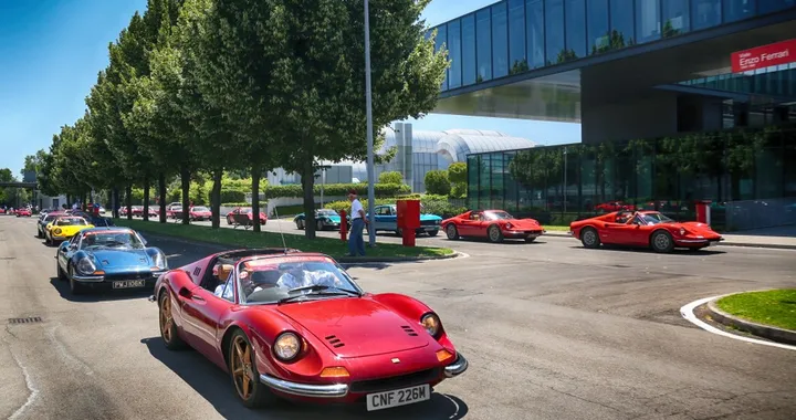 Ferrari: oltre 150 Dino e più di 300 clienti in parata a Maranello [Video]