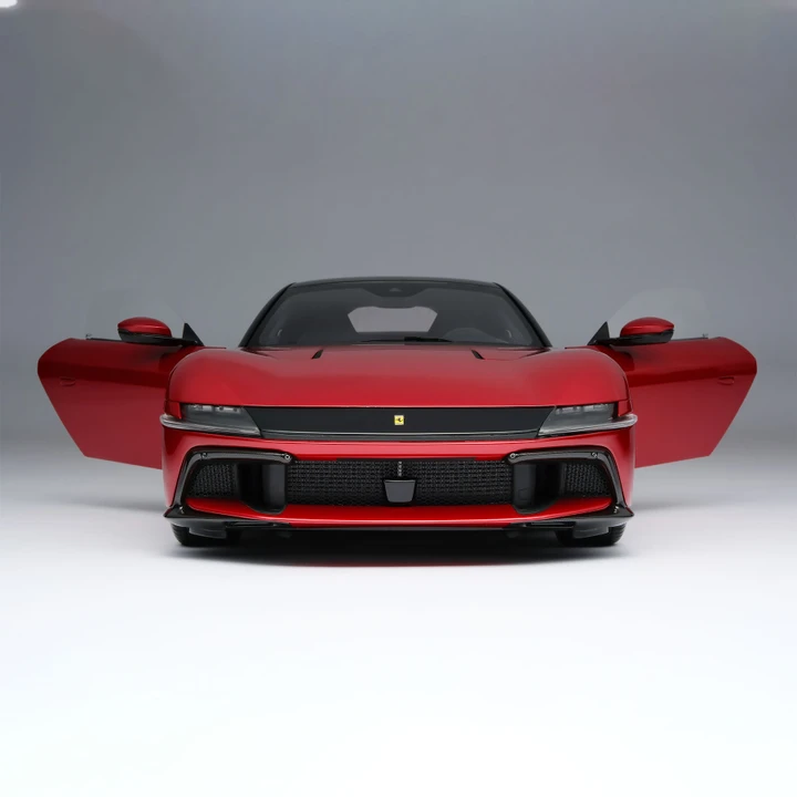 Ferrari 12Cilindri in scala 1:8, una riproduzione fedelissima