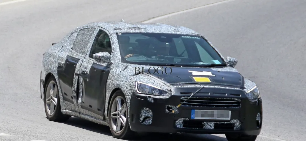 Ford Focus 2018: foto spia su strada