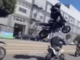 Un incidente causato da una pericolosa impennata: video