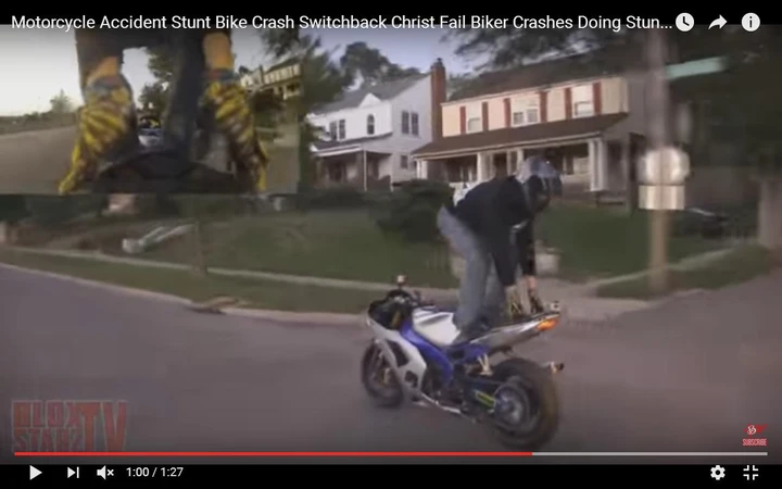 Motociclista spericolato cade a terra [Video]