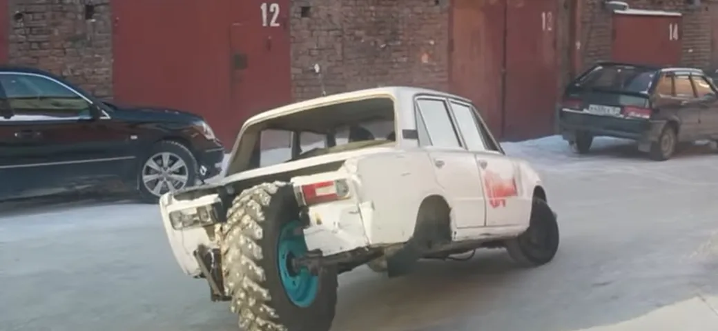 Dalla Russia la Lada a 3 ruote: occhio al rollio [Video]