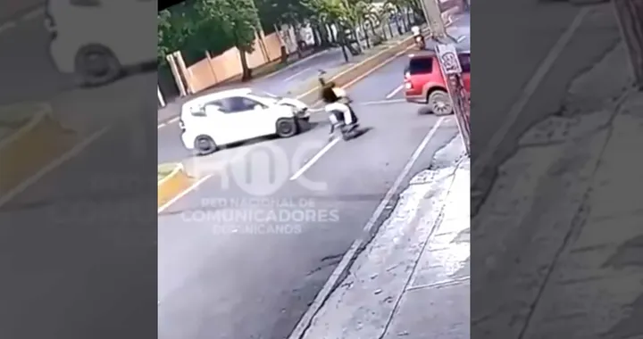 Incidente, scooter Vs. auto trainata: il video