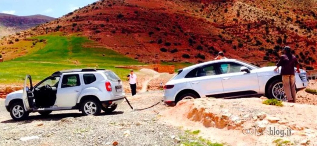 Porsche Macan salvata da una Dacia Duster