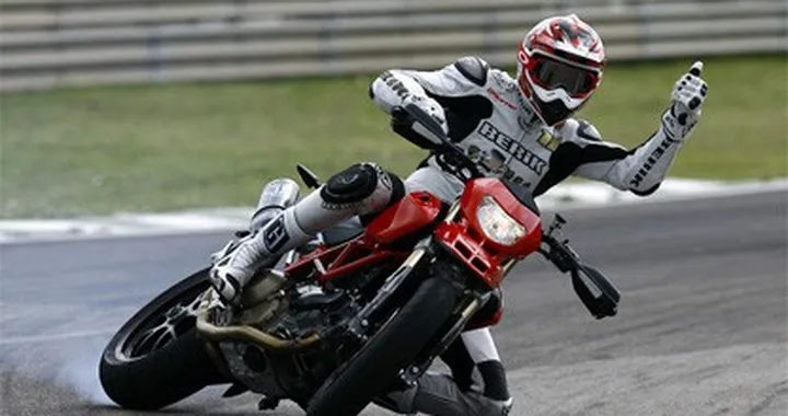 Ruben Xaus sulla Hypermotard in foto e video!