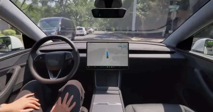 Tesla, "Guida completamente autonoma" a un conducente che sta perdendo la vista.