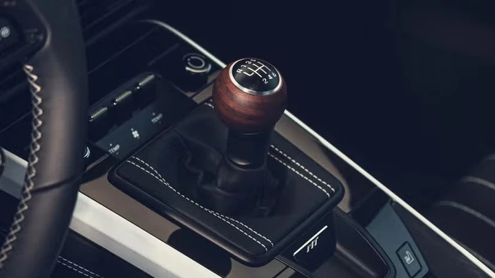 Porsche brevetta un cambio che può essere manuale, sequenziale e automatico insieme