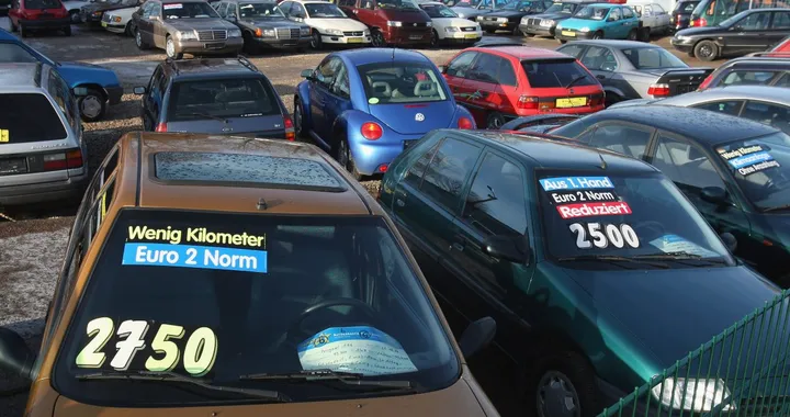 Mercato auto usate ad agosto: lieve frenata, boom delle ibride a benzina