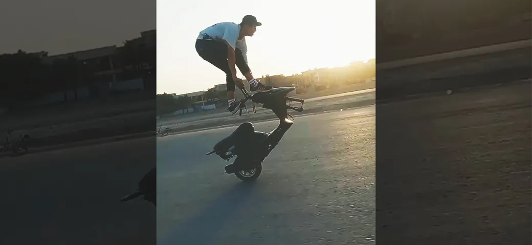 Impenna in scooter senza la ruota anteriore: video