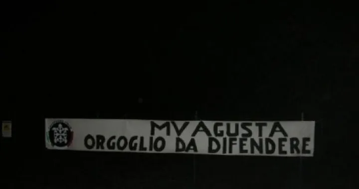 Striscione a sostegno di MV Agusta a firma CasaPound Varese