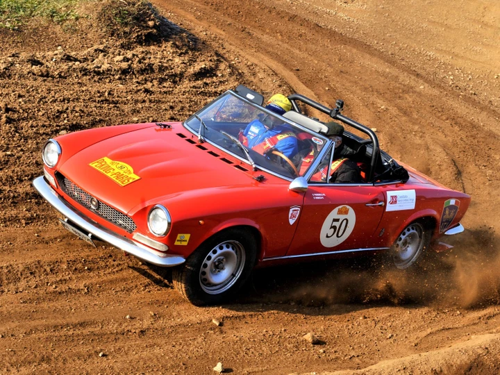 Auto storiche: Fiat 124 Spider per i bambini malati di leucemia