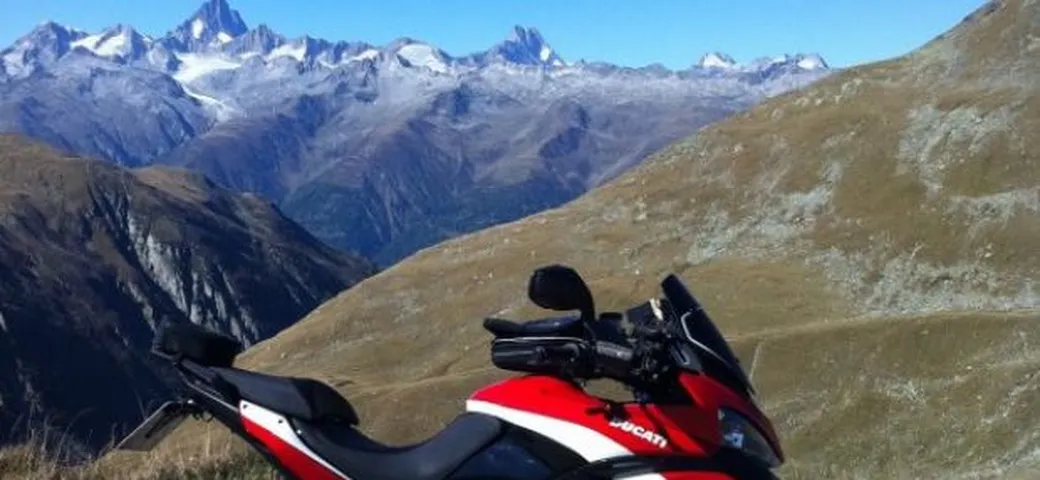 Foto del giorno: Multistrada S e Pikes Peak al passo del Nufenen