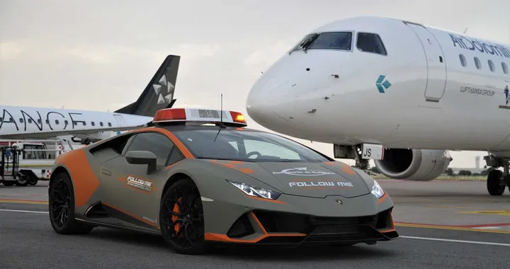 Lamborghini Huracan Evo, una nuova supercar per l’aeroporto di Bologna