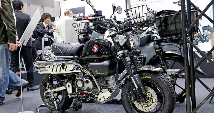 Honda Monkey 125, Kitaco esagera: doppio scarico e look total black
