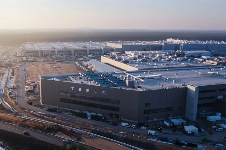 Incendio nella fabbrica Tesla in Germania: stop produzione batterie