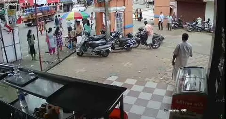 Incidente in moto davvero strano: biker finisce contro il muro [Video]