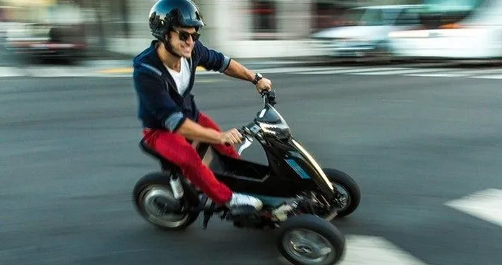 Sway Motorsports presenta mini-scooter elettrico a tre ruote [video]