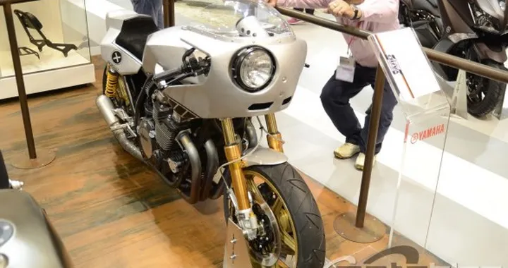 Yamaha XJR1300 'Eau Rouge' by Deus Ex Machina