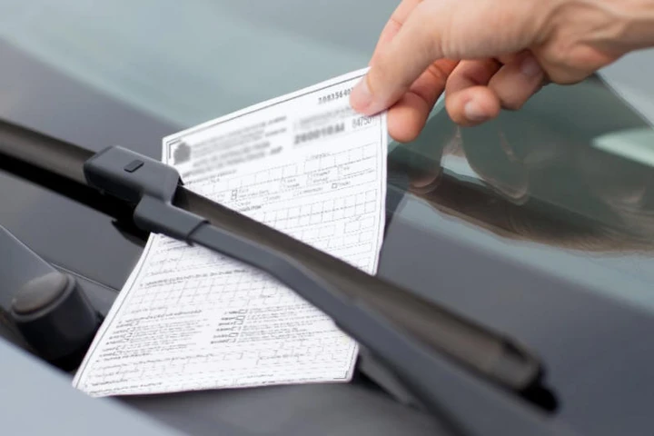 Lascia per un mese l'auto al centro commerciale: la ritrova ricoperta di multe