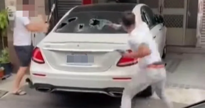 Mercedes Classe E distrutta a colpi di mazza