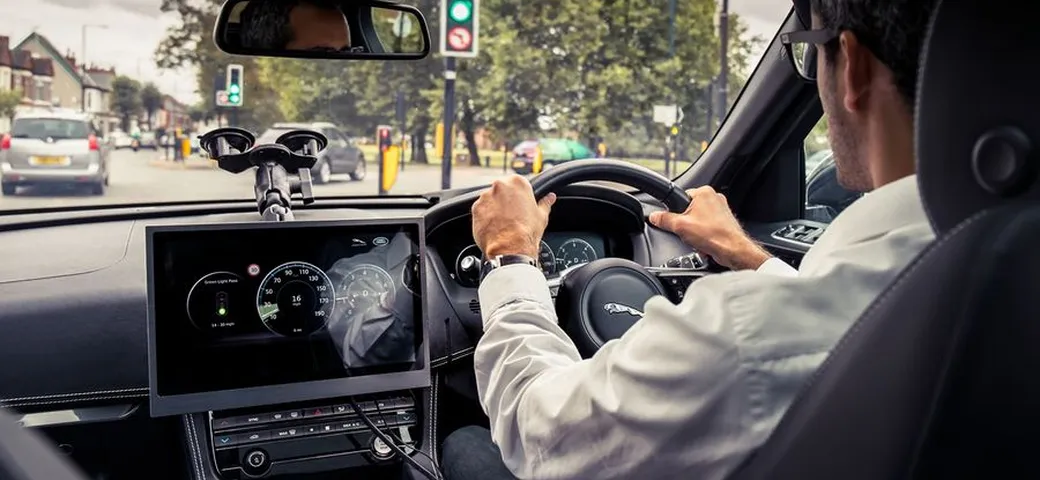 Jaguar Land Rover: semaforo verde per evitare di rimanere nel traffico