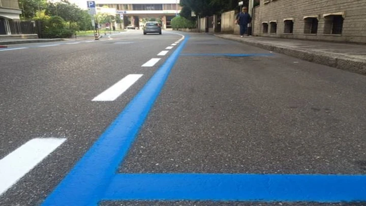 Parcheggi, strisce bianche, blu, verdi, gialle e rosa: facciamo chiarezza