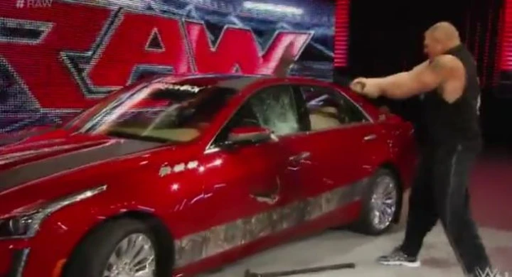 Il wrestler distrugge a colpi d'ascia la nuova Cadillac CTS