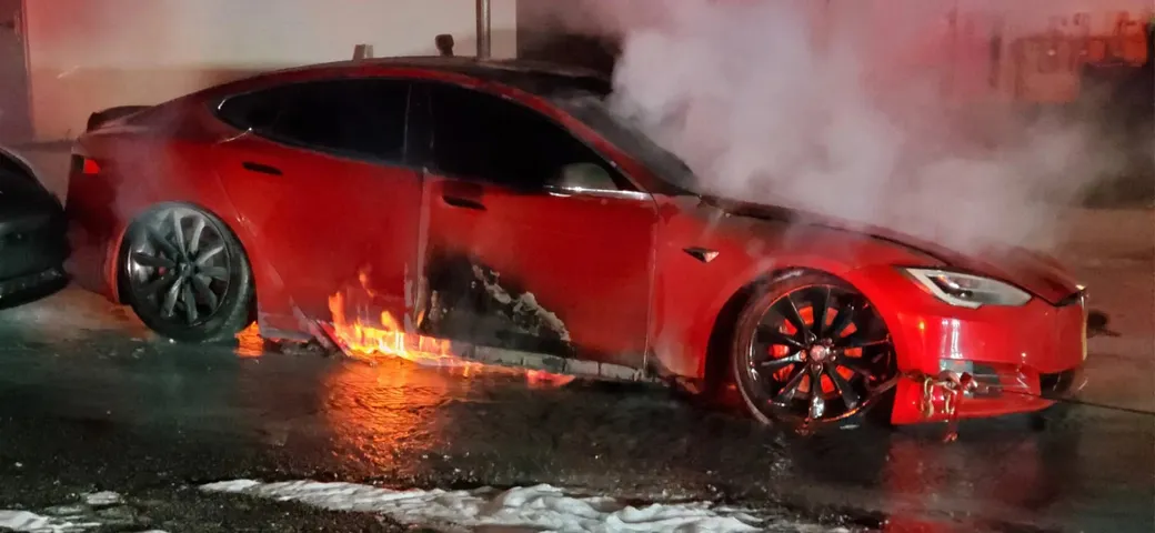 Tesla Model S P100D distrutta da un incendio in Georgia