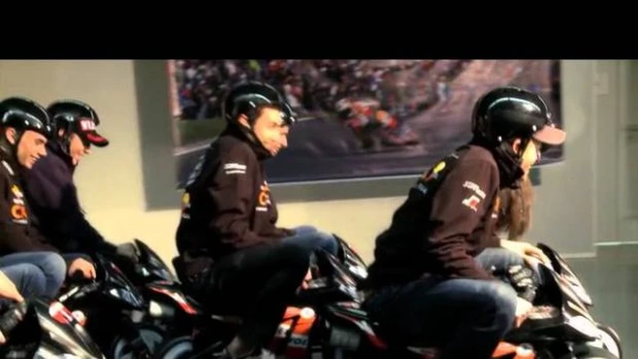 Gara di minimoto tra i piloti Repsol /video