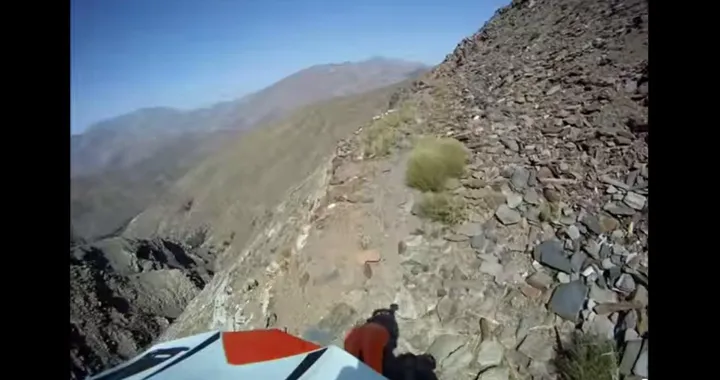 In moto ad alta quota sul ciglio del precipizio [Video]