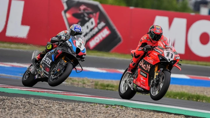 SBK 2025: a Most vince Bulega, lotta epica al fotofinish con Razgatlioglu