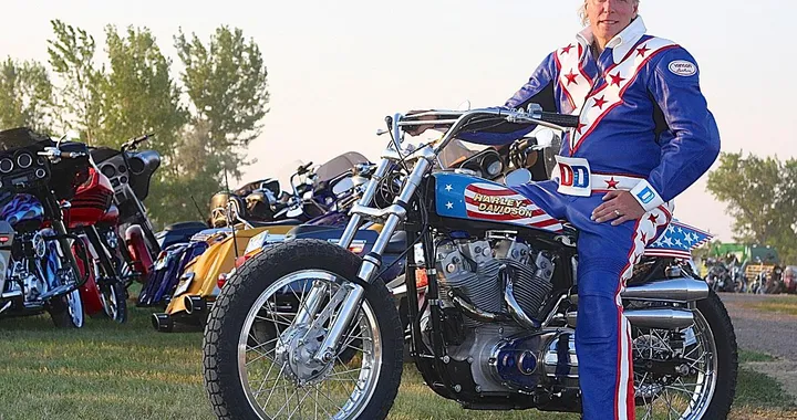 Doug Danger salterà 22 automobili con la XR750 di Evel Knievel