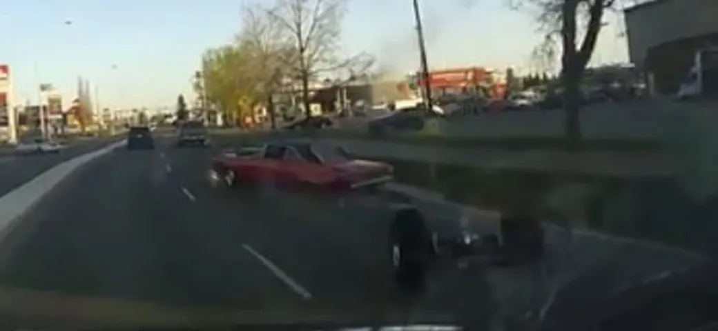 L'automobile perde l'assale posteriore!