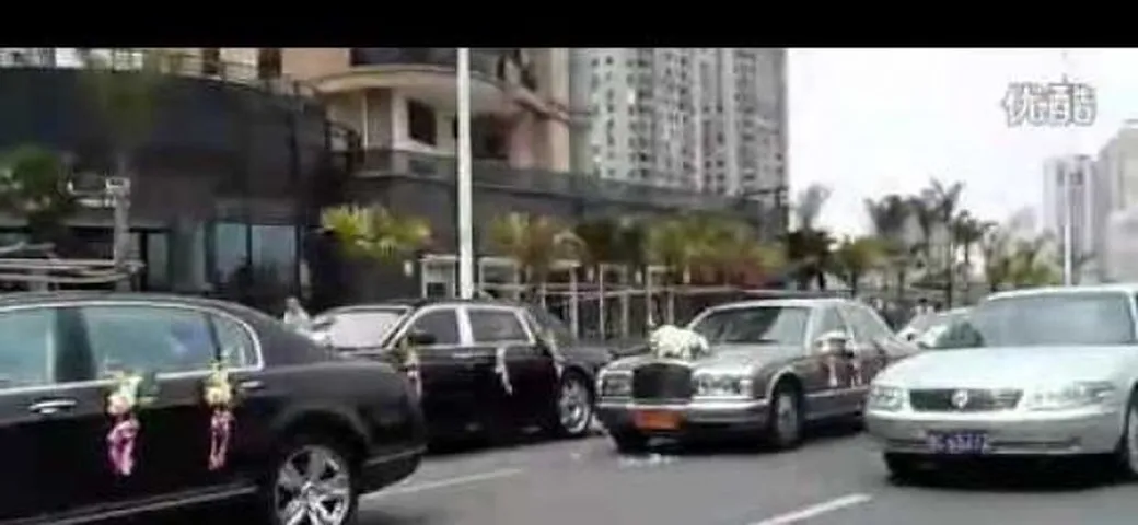 Video: corteo di supercar al matrimonio Cinese