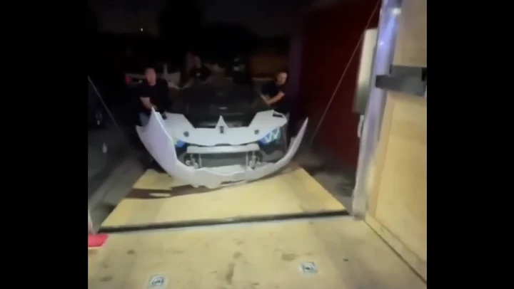 La Lamborghini Huracán viene spinta a mano verso un costoso epilogo
