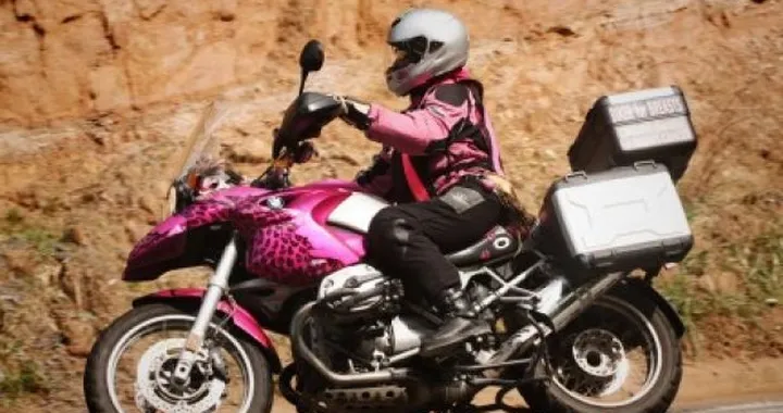 Foto del giorno: un GS tutto rosa