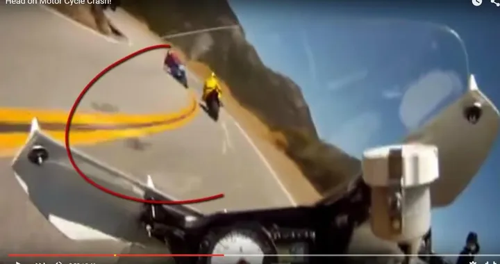 Due moto entrano in rotta di collisione frontale [Video]