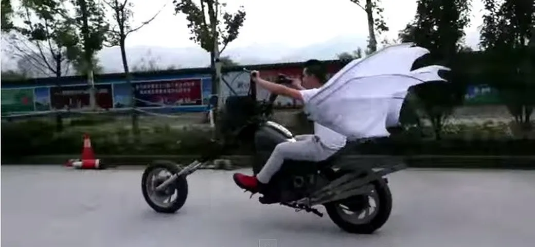 Cina: costruisce una motocicletta pipistrello [Video]