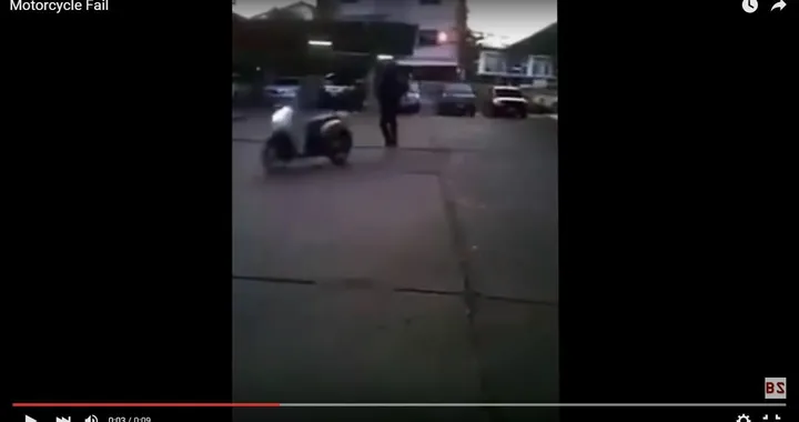Impenna con lo scooter...ma lo perde [Video]